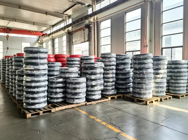 Hogyan működnek a szövettel megerősített gumitömlők? A Hebei Zhehan Rubber & Plastic Products Co., Ltd. elmagyarázza az ipari rugalmas átvezető tömlők alapelveit.